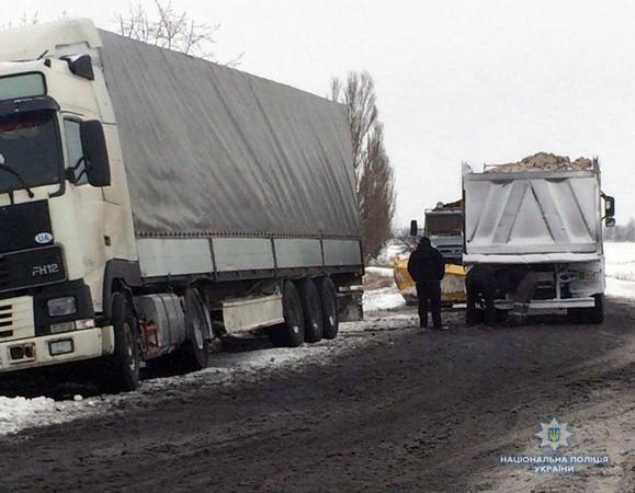 В Покровском районе более 12 часов не могли освободить грузовик из снежного плена