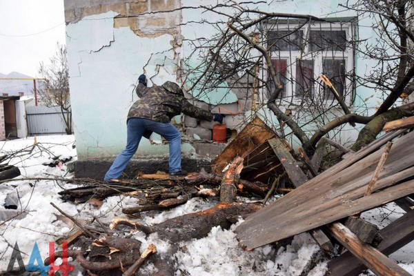 В оккупированном Донецке трамвай протаранил жилой дом