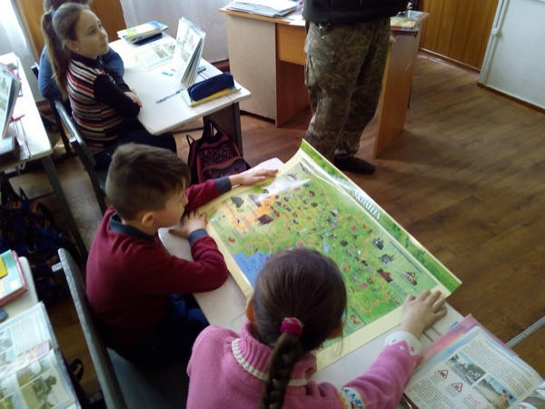 Военные доставили в школы Горняка и Кураховки учебную литературу