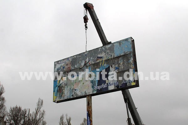 В Покровске демонтируют билборды, на которых мэра обвиняли в коррупции
