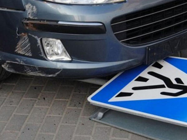 В Покровске водитель автомобиля сбил пенсионерку и скрылся с места ДТП