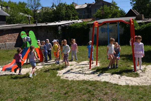 В Украинске открыли новую детскую площадку