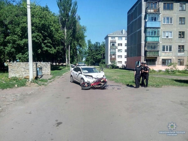 В Мирнограде лоб в лоб столкнулись автомобиль и мотоцикл: пассажир получил тяжелые травмы