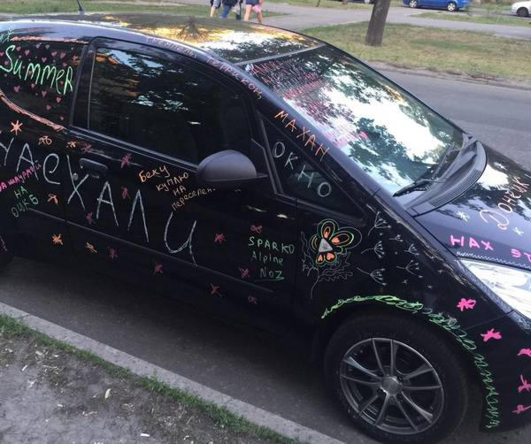 По Киеву разъезжает необычный автомобиль на донецких номерах