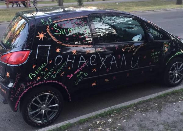 По Киеву разъезжает необычный автомобиль на донецких номерах