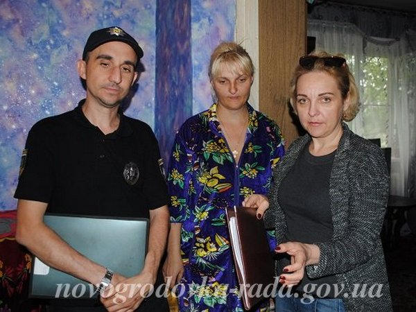 В Новогродовке соцработники с полицейскими проверили, как живут дети в «проблемных» семьях