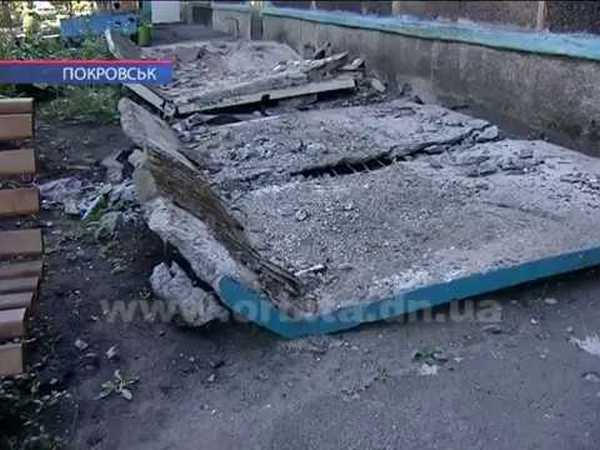 В Покровске начали массово демонтировать козырьки в многоэтажках