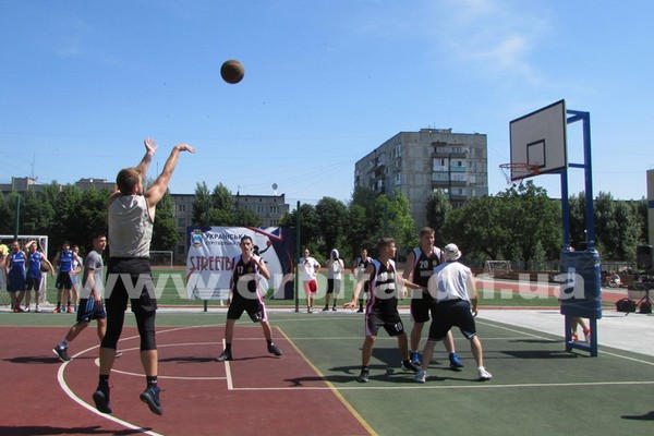 В Покровске прошли зрелищные соревнования по стритболу