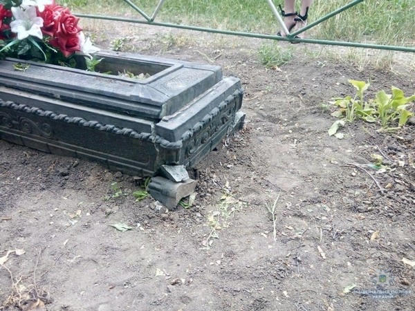 В Мирнограде задержаны кладбищенские вандалы, которые разрушали могилы