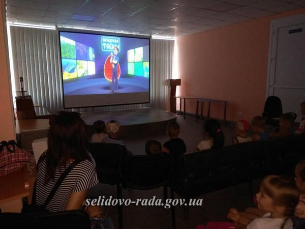 В Селидово бесплатные показы мультфильмов собирают все больше детей