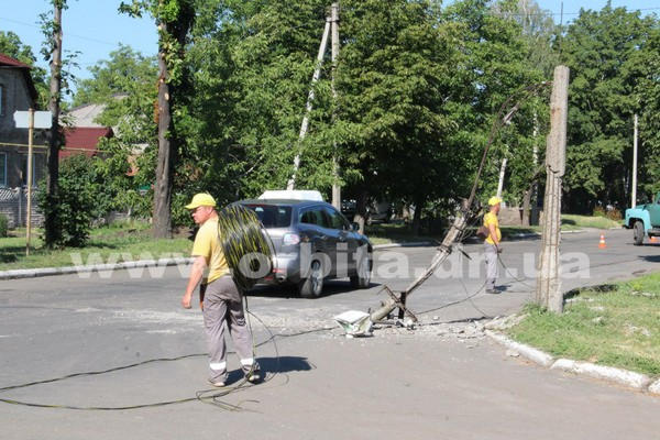 В Покровске разыскивают автомобиль, который сбил электроопору и скрылся с места ДТП