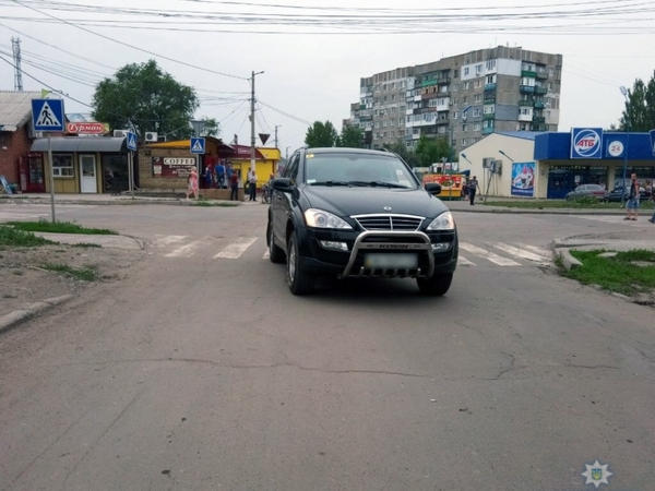В Мирнограде 4-летняя девочка попала под колеса внедорожника