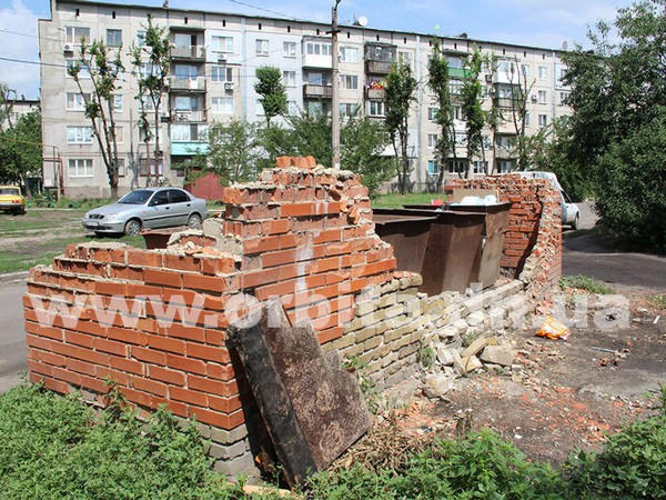 Кто и зачем разрушает обустроенные площадки для мусора в Покровске?