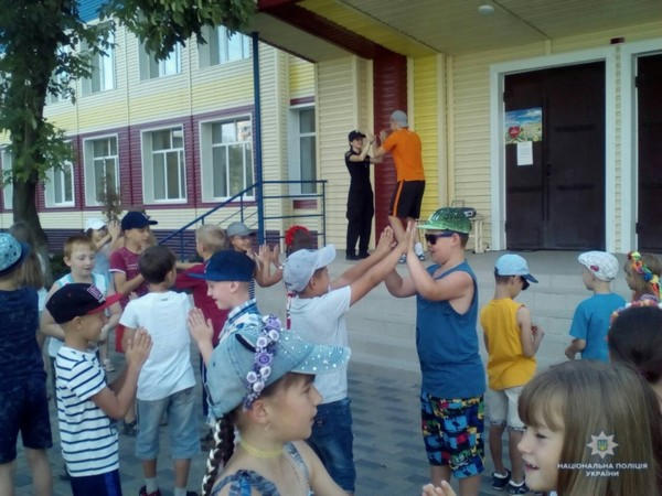 В Покровске полицейские со школьниками выполняли утреннюю зарядку