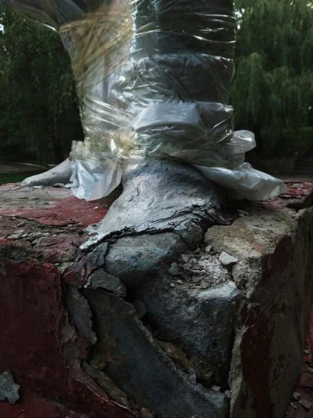 В оккупированном Донецке «запеленали» памятник Александру Пушкину