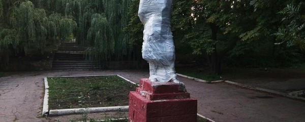 В оккупированном Донецке «запеленали» памятник Александру Пушкину