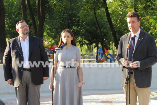 В Покровске торжественно открыли памятник Николаю Леонтовичу