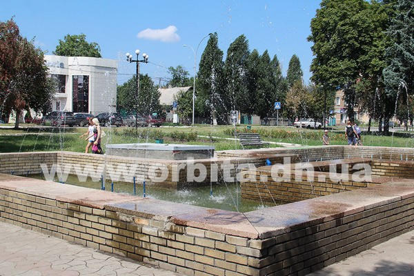 В центре Покровска начал работать фонтан