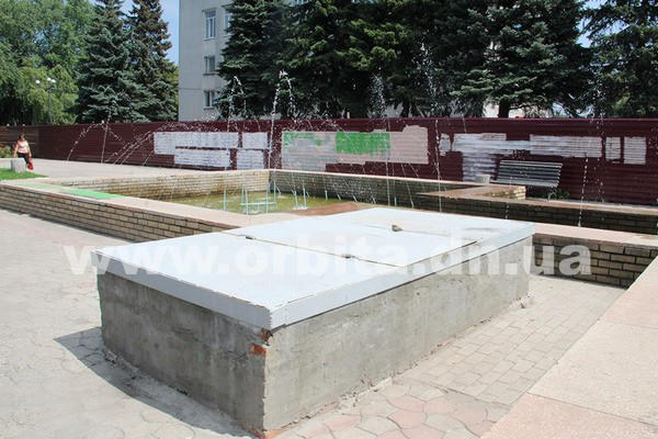 В центре Покровска начал работать фонтан