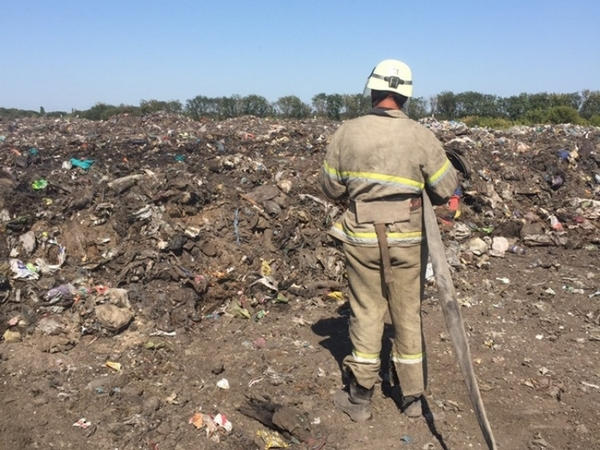 В Покровске 8 часов тушили пожар на мусорной свалке