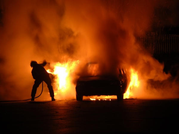 Чтобы потушить горящий автомобиль в Покровске потребовалось 11 спасателей