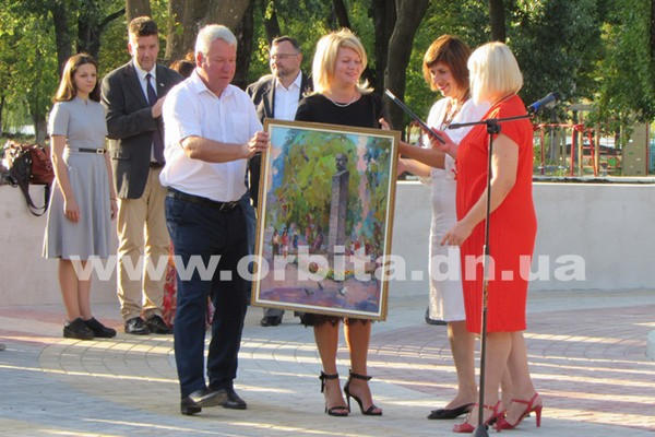 В Покровске торжественно открыли памятник Николаю Леонтовичу