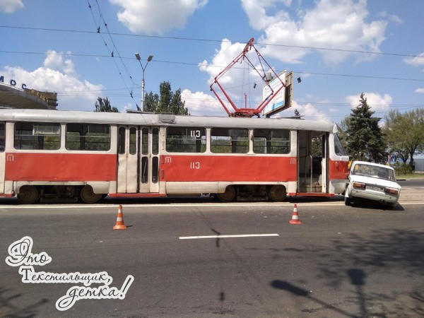 В центре оккупированного Донецка трамвай протаранил легковушку