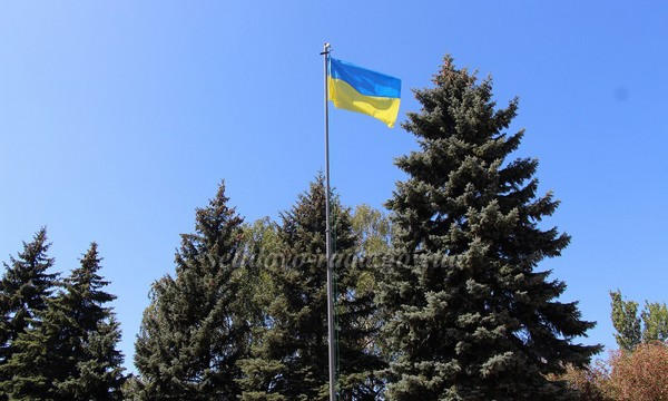 В Селидово торжественно подняли государственный флаг Украины