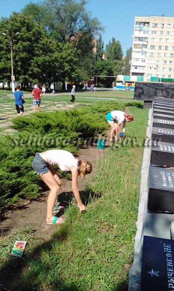 В Селидово учащаяся молодежь получила деньги за наведение порядка в городе