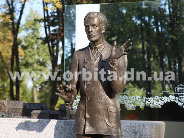 В Покровске вандалы добрались до нового памятника Леонтовичу