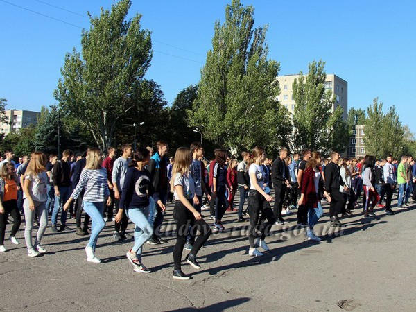В Селидово более 450 студентов собрались на утреннюю зарядку на центральной площади города