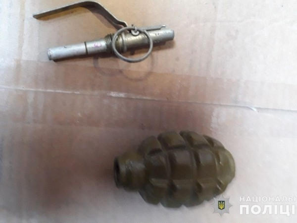Полицейские разоружили жителя Новогродовки, который хранил дома гранату