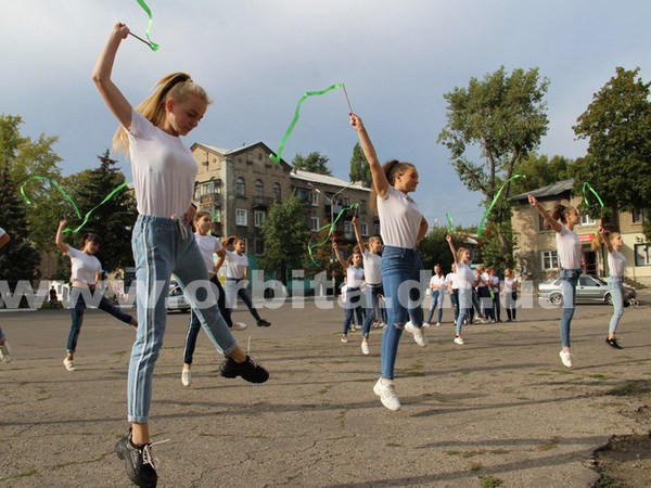 В Родинском организовали яркий танцевальный флешмоб