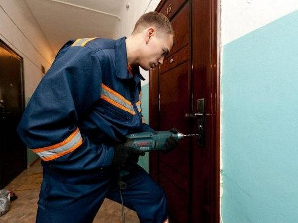 Обессиленный житель Покровска не смог открыть дверь без помощи спасателей