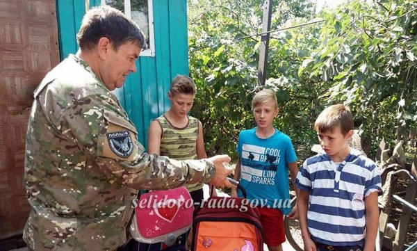 Школьники из Украинска получили подарки к 1 сентября