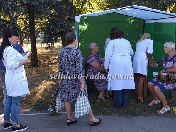 В Селидово врачи вышли на улицы