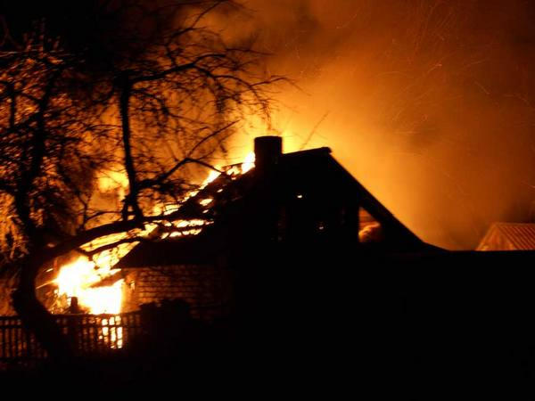 Житель Мирнограда не смог во время пожара вызвать спасателей, так как не знал номеров экстренных служб