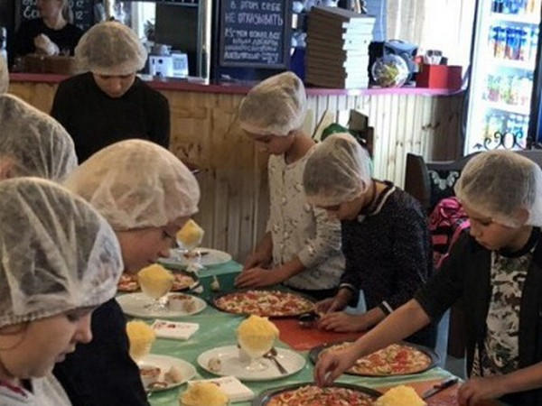Селидовские школьники учились готовить пиццу вместе с муравьями-великанами
