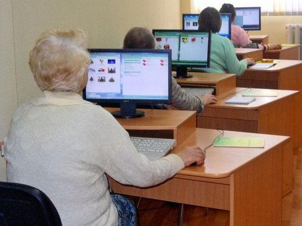 Жителей Новогродовки бесплатно учат компьютерной грамотности