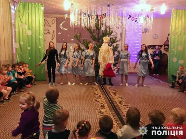 В Украинске будущие полицейские поздравили малышей с новогодними праздниками