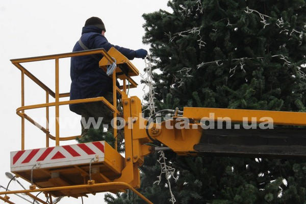 В Покровске установили главную новогоднюю елку города