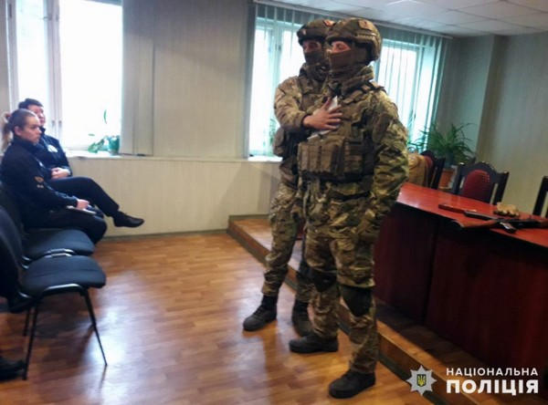 Селидовские полицейские перенимают боевой опыт у пограничников