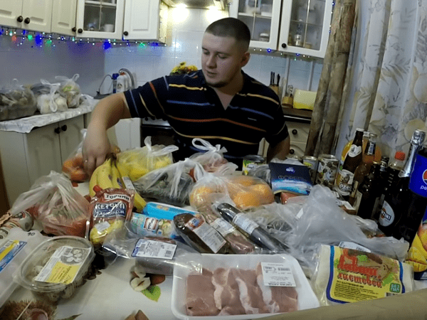 Дончанин наглядно показал предновогодние цены на продукты в оккупированном городе