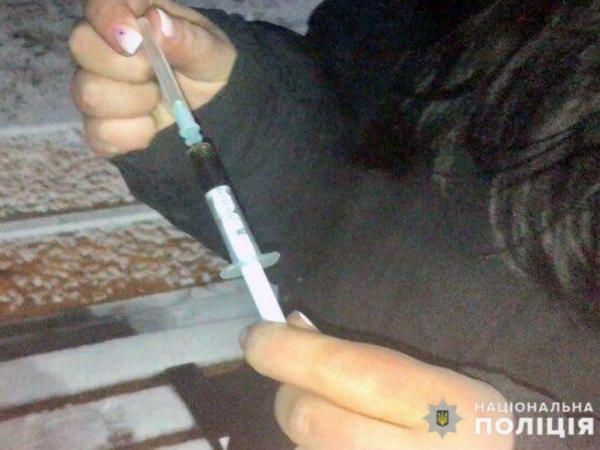 Житель Мирнограда отдыхал в парке с алкоголем и наркотиками