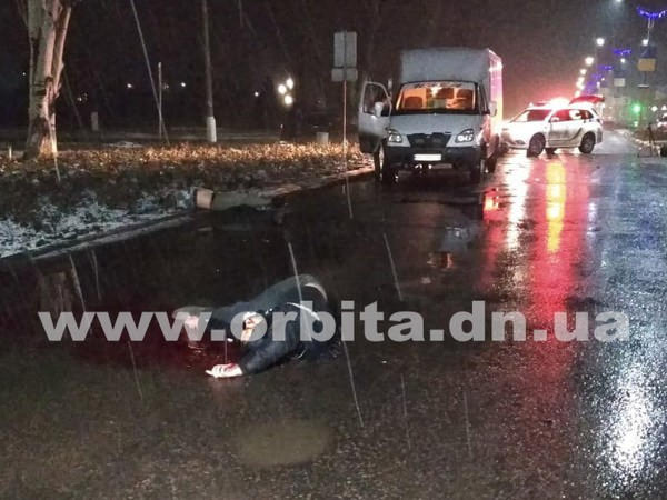 В Покровске на пешеходном переходе автомобиль сбил насмерть двух мужчин и скрылся с места ДТП