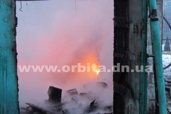 В центре Покровска сгорел гараж