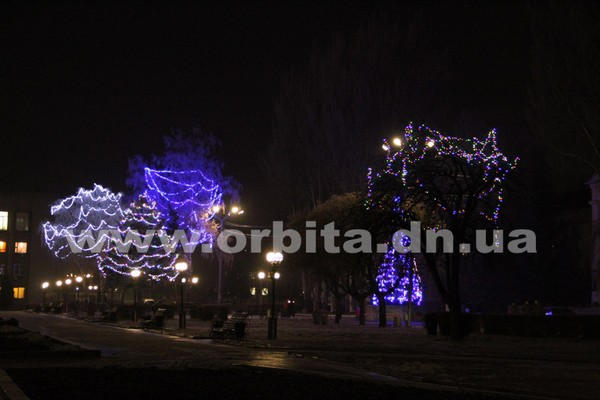 В Покровске установили главную новогоднюю елку города