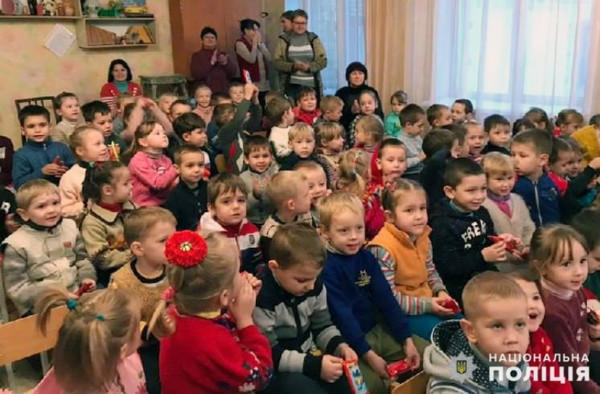 В Украинске будущие полицейские поздравили малышей с новогодними праздниками