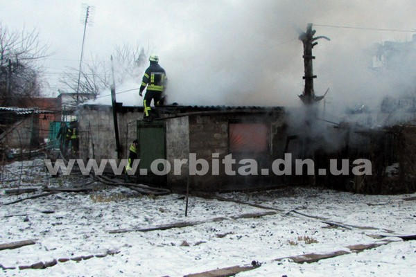 В центре Покровска сгорел гараж