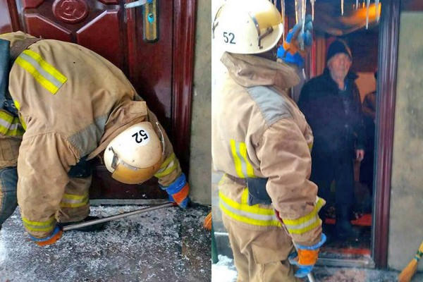 Из-за непогоды жители Мирнограда не смогли выйти из дома без помощи спасателей